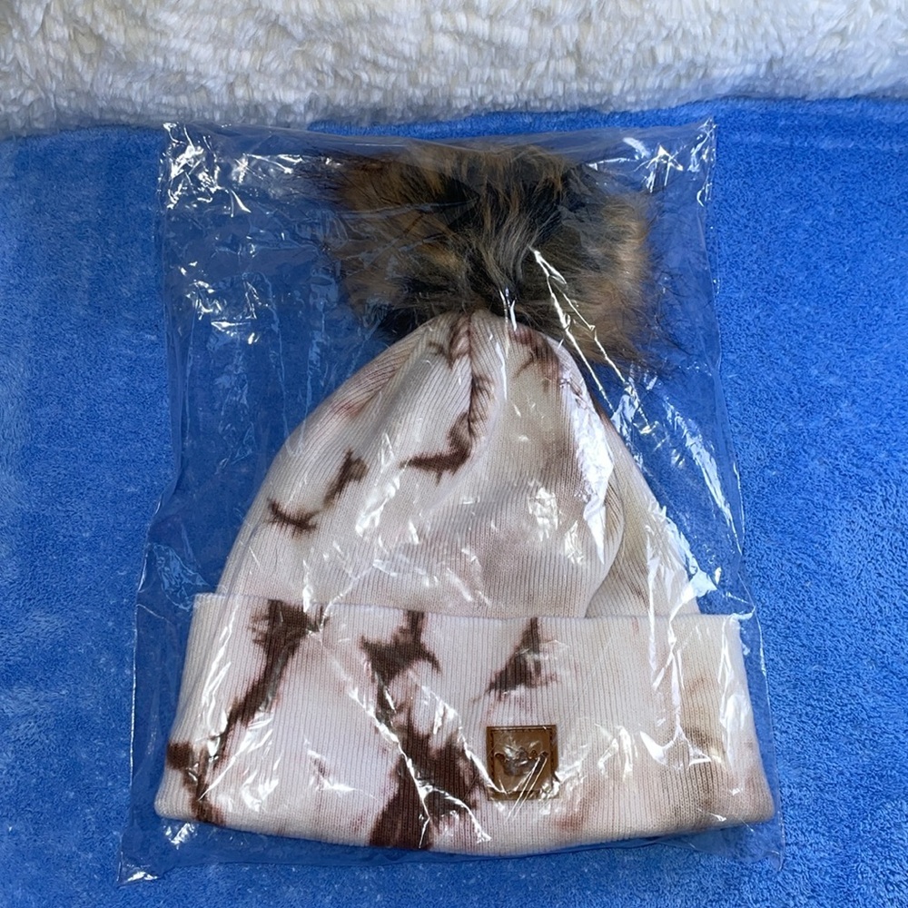 NWT Beanie Hat Brown & White Tie Dye Pom - Picture 5 of 5